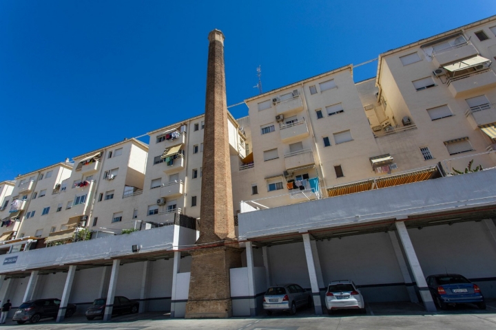 Esta chimenea se encuentra hoy en un parking de un supermercado Lidl.