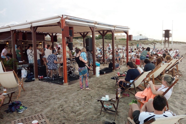 Música en directo, actividades para toda la familia y ricos cócteles son su tarjeta de presentación. Foto: Facebook.