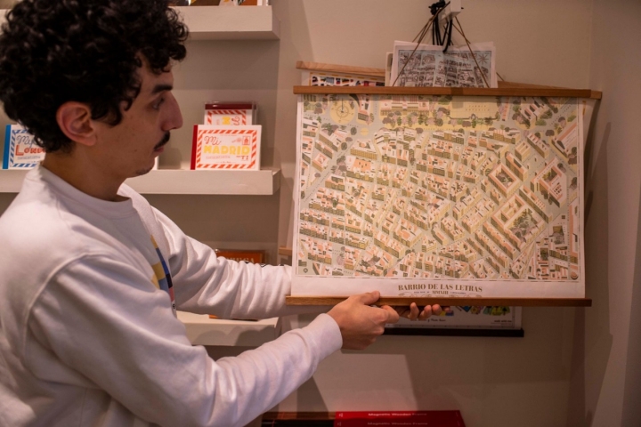 Pablo Baqués sostiene el mapa del Barrio de las Letras, ya un clásico en las tiendas alternativas de Madrid.