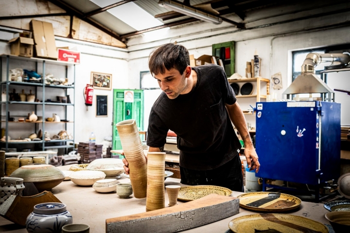 No tienen asa, no la necesitan.