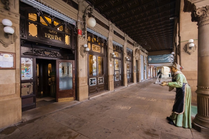 Entrada del Café Iruña en Pamplona.