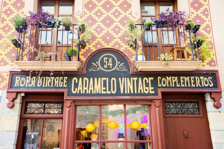 Fachada de la tienda de ropa Caramelo Vintage en Pamplona.