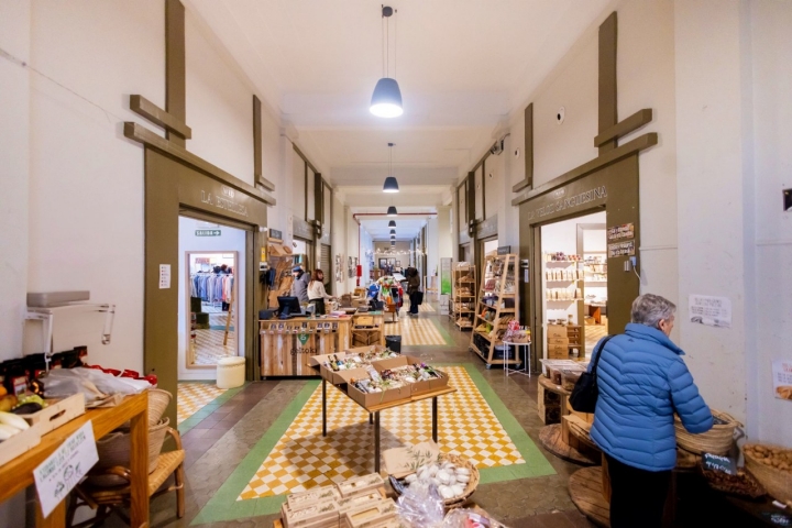 Interior del mercado Geltoki en Pamplona.