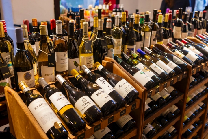 Selección de vinos en la vinoteca Damaxen en Pamplona.