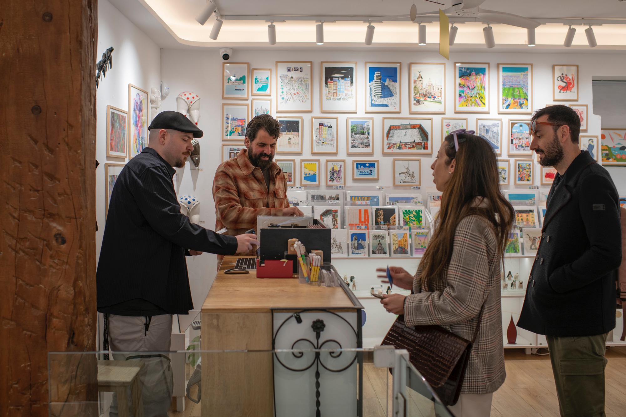 En mayo de 2023, en lo que fuera una antigua farmacia, abrió sus puertas ‘El Moderno Gallery’.