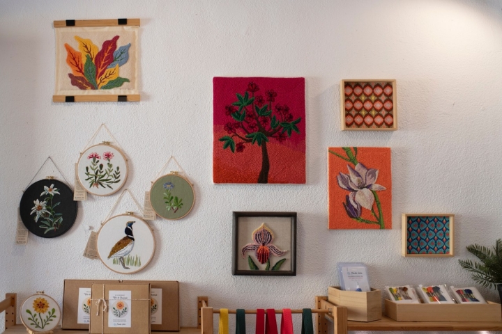 En sus paredes muestras algunos de los objetos que tienen a la venta.