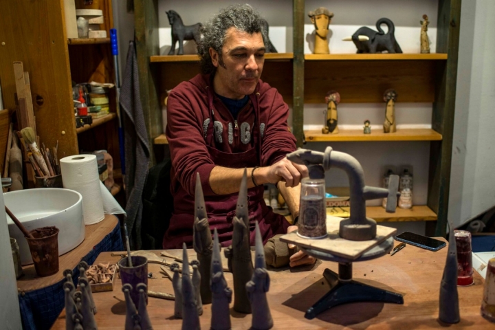 Jesús Rey lleva 13 años modelando piezas en su pequeña tienda-taller.