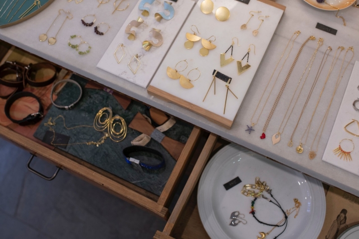 Joyería espectacular con formas vegetales (espigas de trigo, flores) y animales.