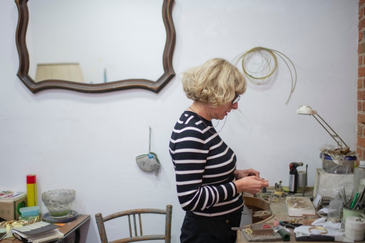 Lucía Rujas lleva más de 25 años trabajando en esta tienda-taller de la calle Ruda.
