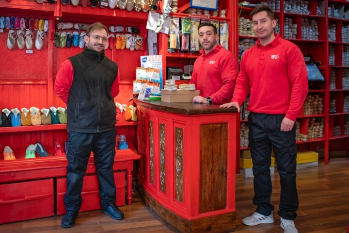 Alejandro Blázquez es la cuarta generación de la familia Lobo en llevar esta emblemática zapatería madrileña.