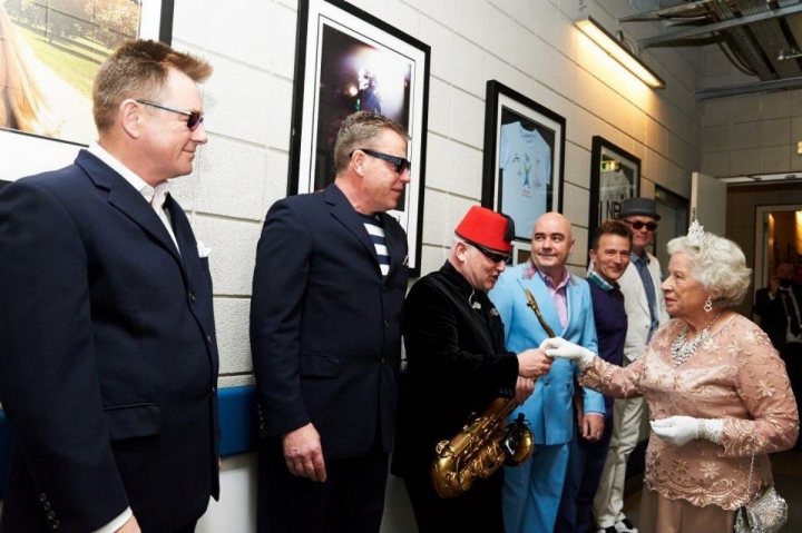 El grupo británico Madness y la Reina en el backstage.
