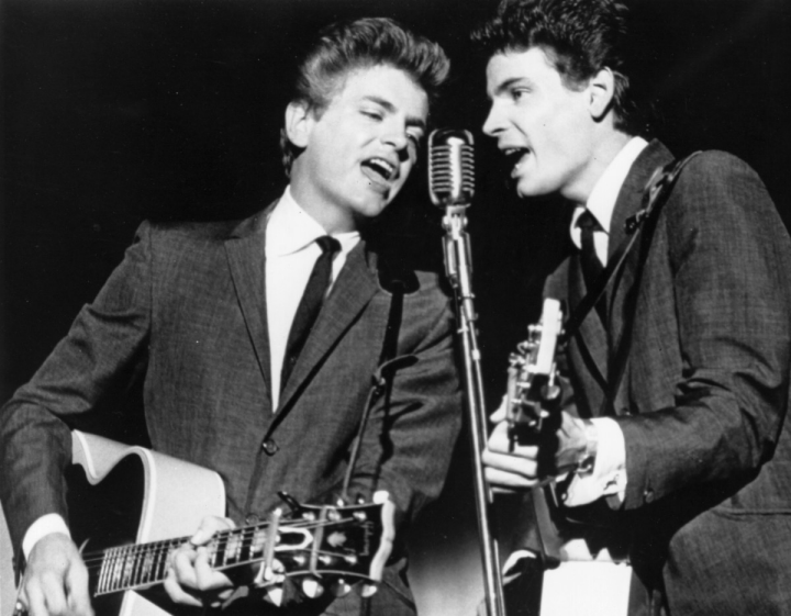 Foto antigua de The Everly Brothers en concierto.