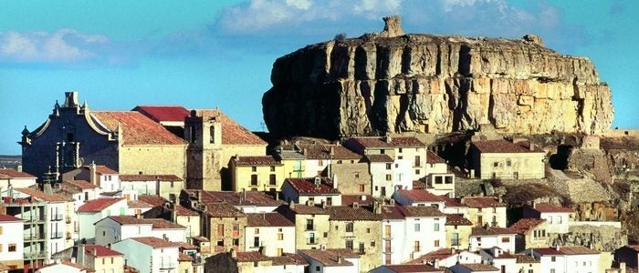 Ares del Maestre, al pie de la roca con los restos de su antiguo castillo.