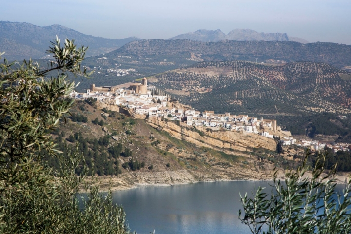 Desde la construcción del pantano en 1961, la villa de origen árabe parece emerger de las aguas.