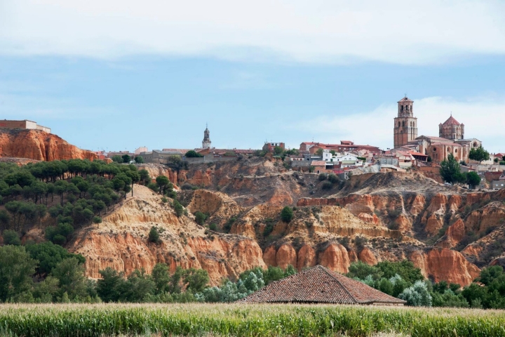 Un altozano rojizo conforma 'los cimientos' de Toro.