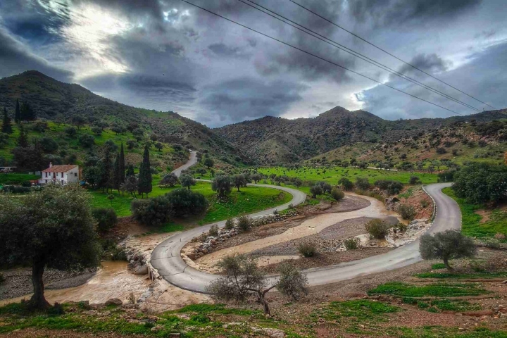 Cuesta de Téllez, carretera entre el municipio de Almogía y la zona de Siete Revueltas que atraviesa el Río Campanillas.