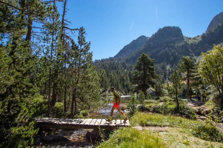 Un senderista caminando por el Parque Natural Posets-Maladeta (Huesca).