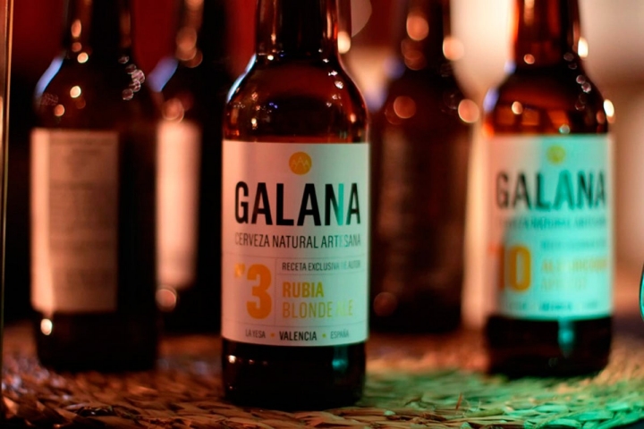 Las cervezas La Galana se sirven en 'La Finca de Susi Díaz'. Foto: Uranes Films.