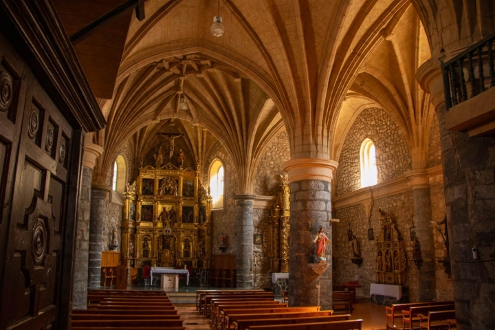 Interior de la parroquia San Servando y San Germán en Arnedillo (La Rioja).