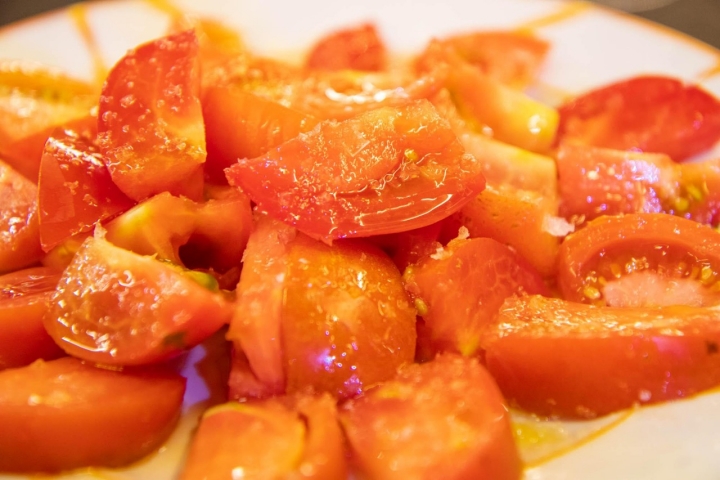 Plato de tomates en el restaurante La Pista en Arnedillo (La Rioja).