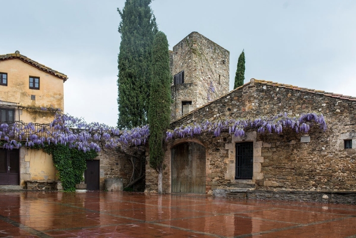 Sant Martí Vell. Hay pueblos del Baix Empordà que aún son joyas, llueva o haga calor.