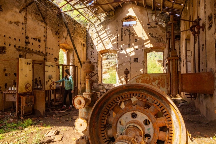 Una mujer contempla el interior de la vieja Central Eléctrica La Plata (Guadalajara).