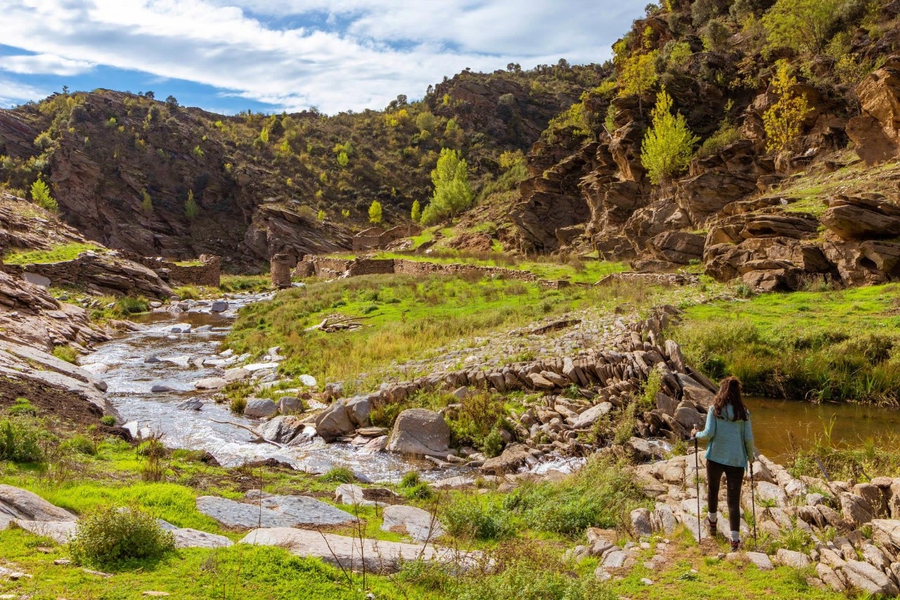 Una senderista llega al Molino Zarzuela cerca de Hiendelaencina (Guadalajara).
