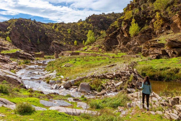 Una senderista llega al Molino Zarzuela cerca de Hiendelaencina (Guadalajara).