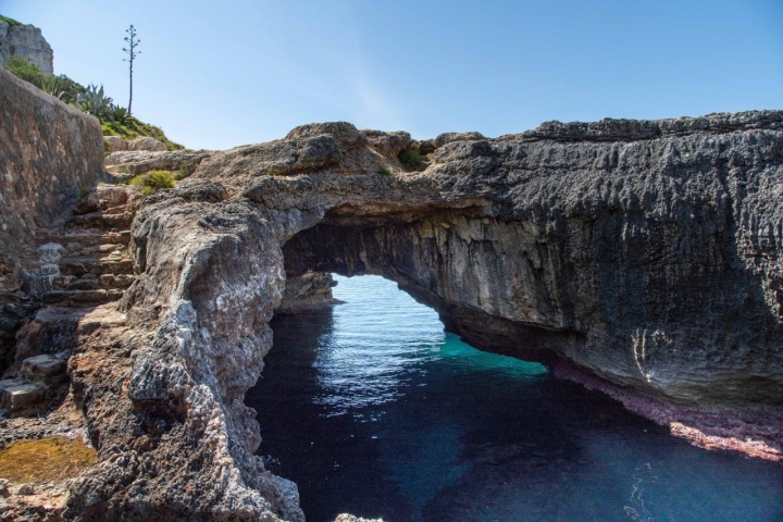 En la Cala S’Almunia lo más divertido es tirarse al agua desde sus grandes rocas.