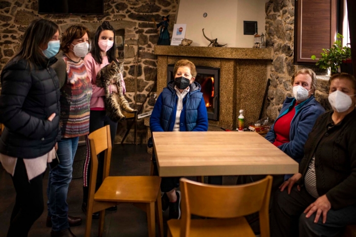 No hay que perderse la tertulia que se organiza por las tardes en ‘Casa Pepa’ con vecinos y peregrinos de todo el mundo.