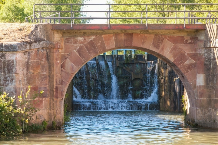 A punto de entrar en la esclusa, diseñada en el siglo XV por Leonardo da Vinci.