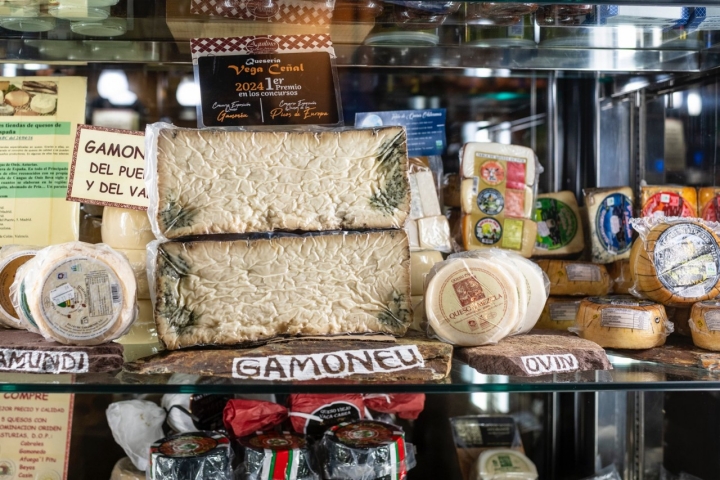 Selección de quesos asturianos en el escaparate de 'Aquilino' (Cangas de Onís)