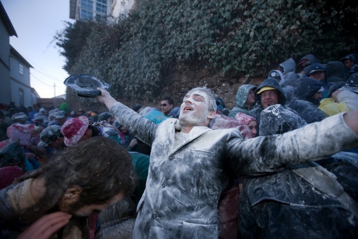 Conviértete en una estatua de barro, como en una maldición bíblica, pero sin perder la sonrisa. Foto: Nacho Calonge.