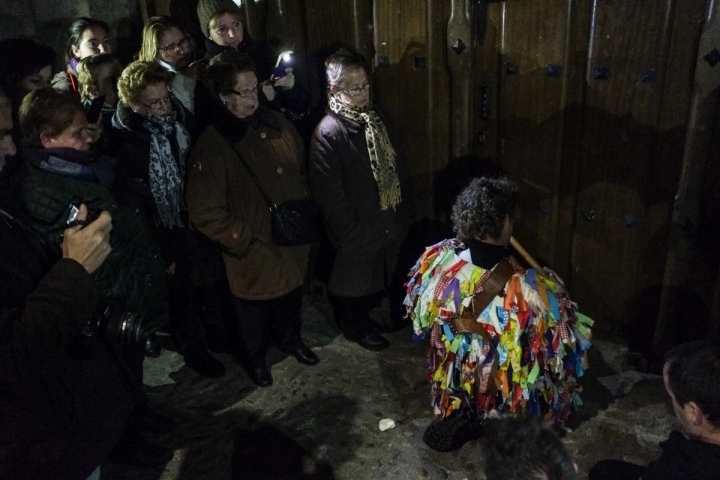 El Jarramplas oficial de cada año desfila de espaldas en una procesión nocturna.