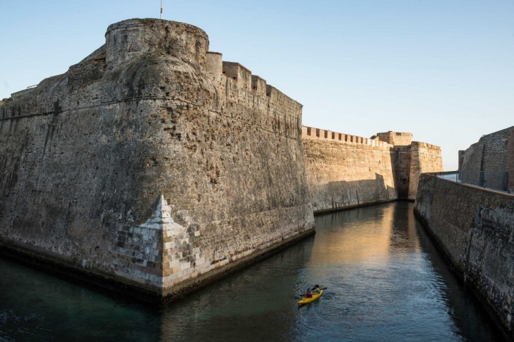 Las Murallas Reales se pueden visitar en kayak a través de su foso navegable.