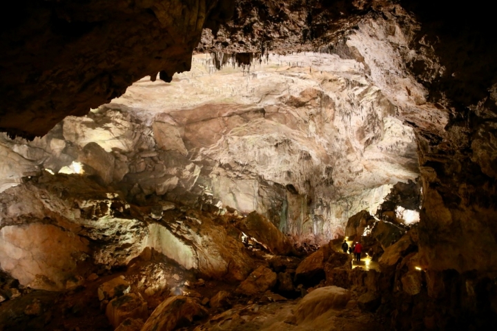 Interior de la Cueva de Valporquero (León)
