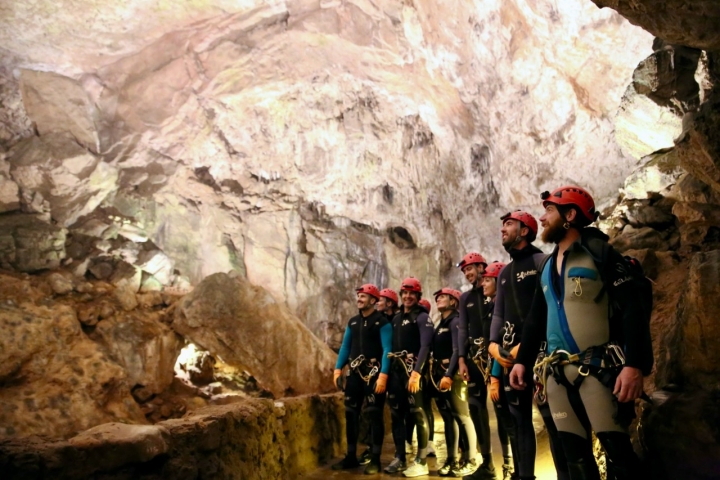 Grupo de visitantes en la Gran Rotonda de la Cueva de Valporquero (León)