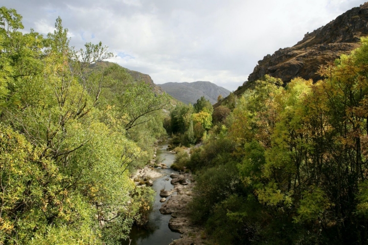 Río Torio en el entorno de la Cueva de Valporquero (León)