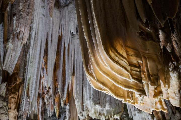 Detalle de estalactita de bandera.