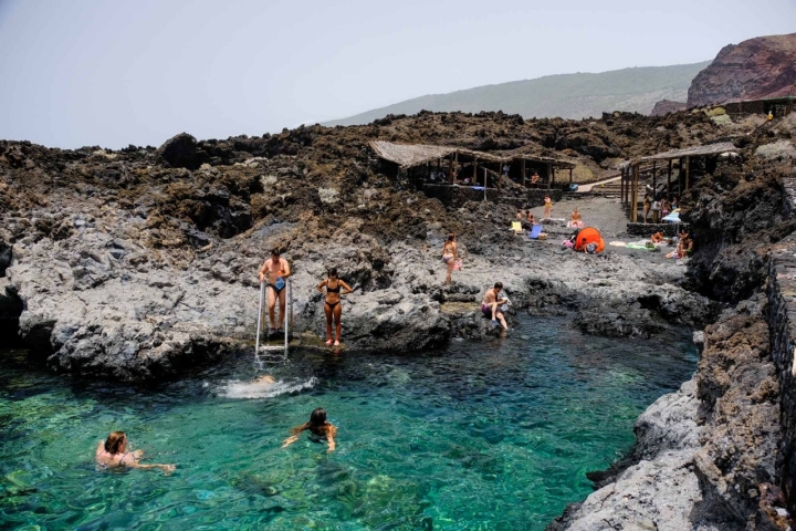 Aguas cristalinas y frescas de las piscinas naturales de Tacorón