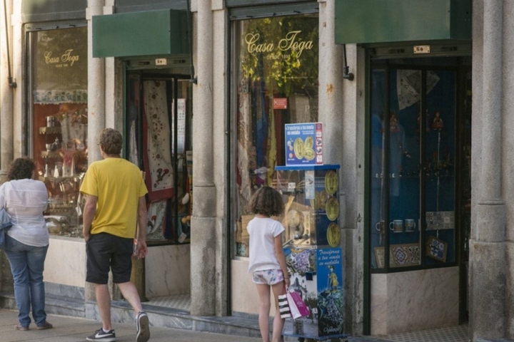 Desde la fachada hasta los dependientes se han quedado congelados en el tiempo.