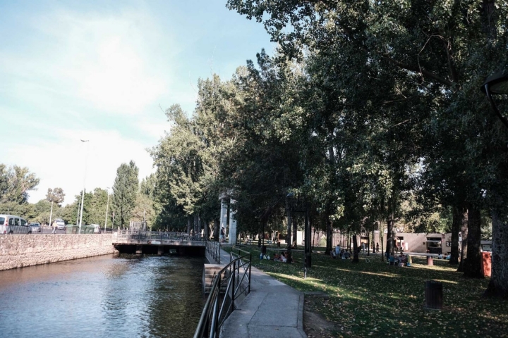 El Jerte, que refresca el parque de La Isla, congrega a su paso a los lugareños en los días calurosos.