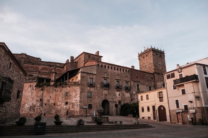 El Palacio de Mirabel, al fondo con su torre y su fachada imponente, vivienda de los Falcó.