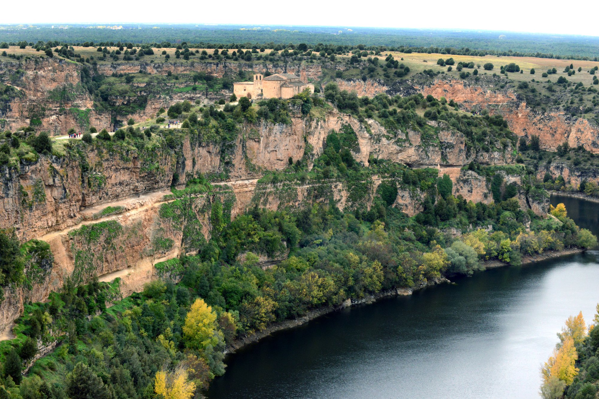 Ermita de San Frutos sobre las hoces del Parque Natural de las Hoces del Rio Duratón. Segovia. Foto: © Alfredo Merino