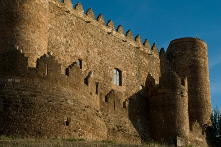 Bajo estos muros jugaron Fray Luis de León, Jorge Manrique, el infante don Juan Manuel, los Peñaranda, los Montijo...