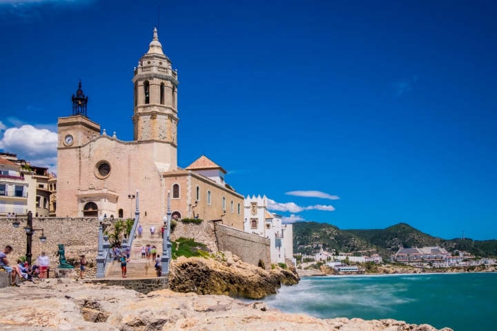 Una pareja descansa a la sombra, junto a la estatua de la mujer mediterránea, en Sitges.