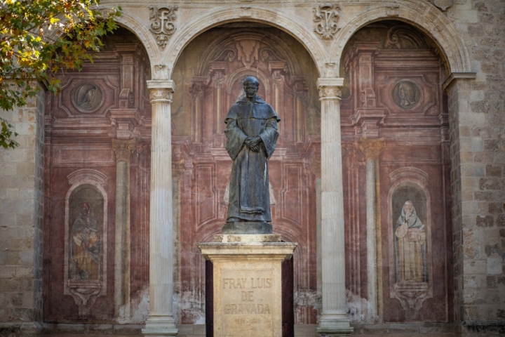 La estatua de Fray Luis de Granada.