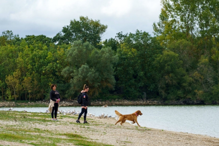 Dos mujeres junto a su perro en el Parque Provincial de Garaio.