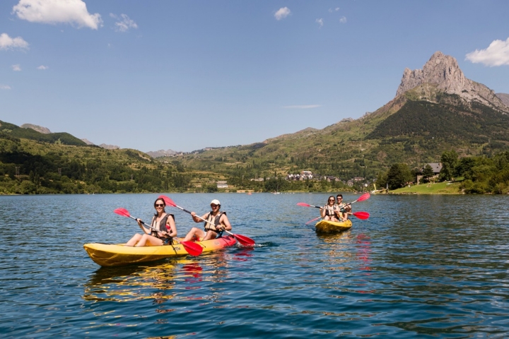 En las piraguas pueden ir hasta cuatro personas. 