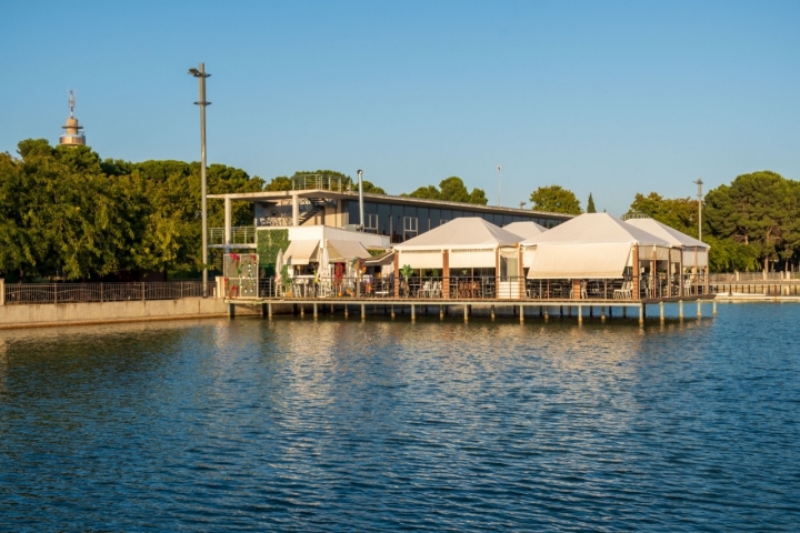Restaurante 'El Lago' como si flotara sobre las aguas de los depósitos.